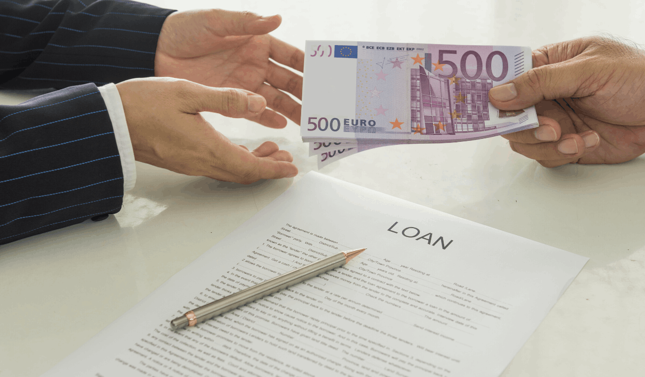 uomo che firma il contratto prestito fingenia